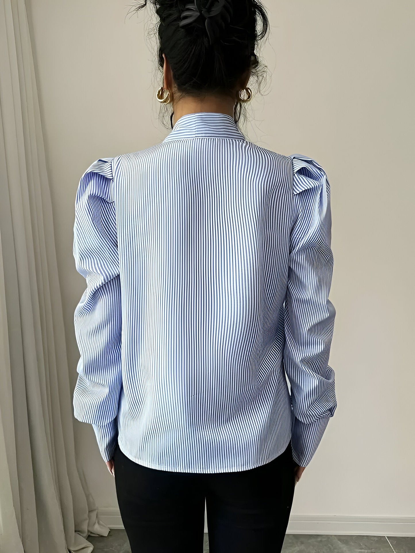 Corin | Elegant gestreept overhemd met groot strikdetail